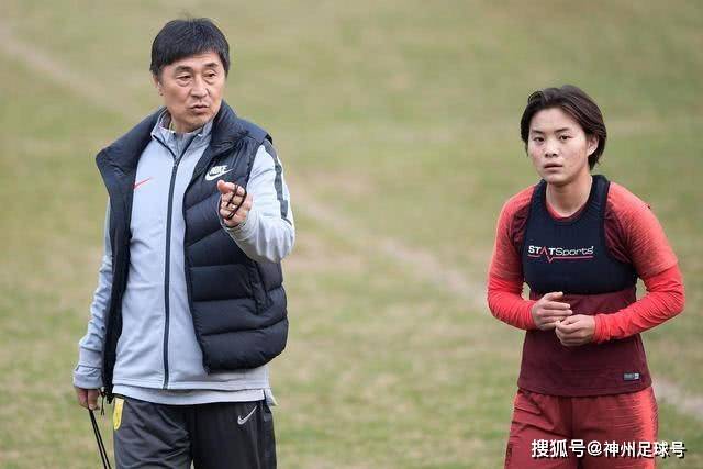 组图：挪威队备战训练 ”魔人布欧“微笑招手